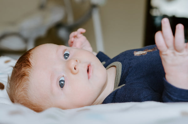 Baby med rød numse