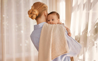 Hvornår må baby sove på maven?
