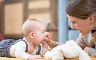 Min baby har ondt i maven – Hvad gør jeg?