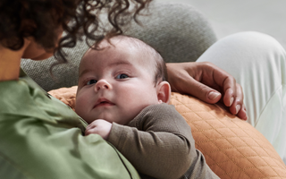 hvornår får baby tænder