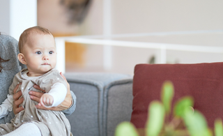 hvornår må baby sidde