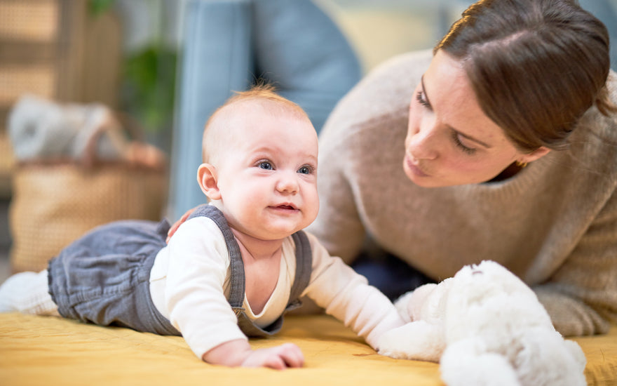 hvornår kan baby holde hovedet selv